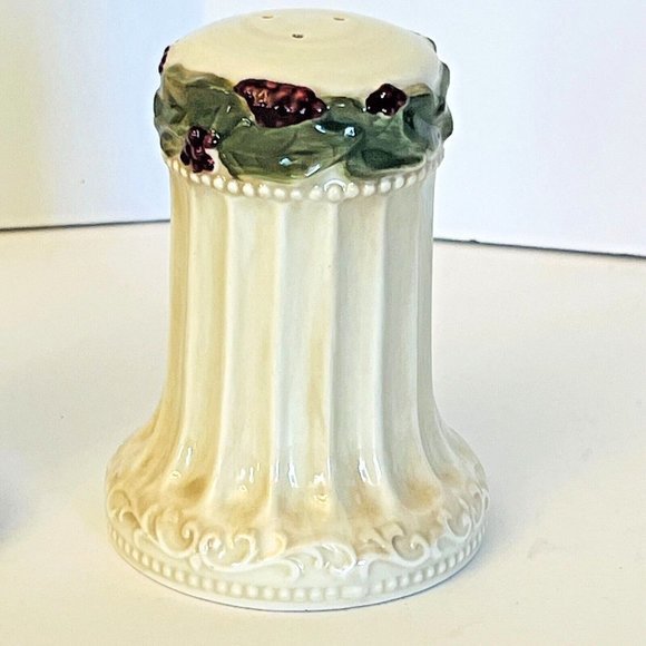 Amacan Porcelain Salt & Pepper Shaker Set Piller Holly & Berries Design NWOT - Picture 3 of 16
